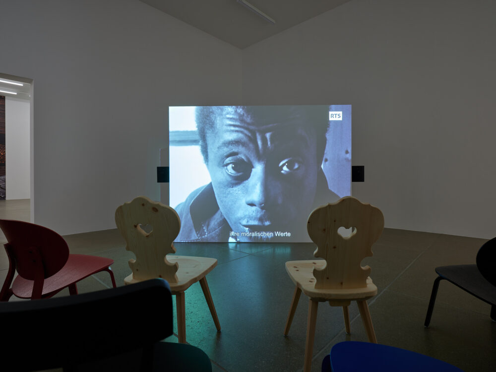 Installationsansicht Stranger in the Village. Rassismus im Spiegel von James Baldwin mit unterschiedlichen Kunstwerken im Aargauer Kunsthaus