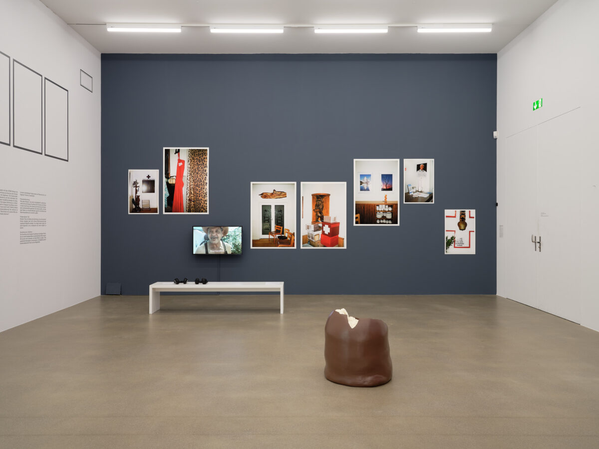 Installationsansicht Stranger in the Village Rassismus im Spiegel von James Baldwin mit unterschiedlichen Kunstwerken im Aargauer Kunsthaus