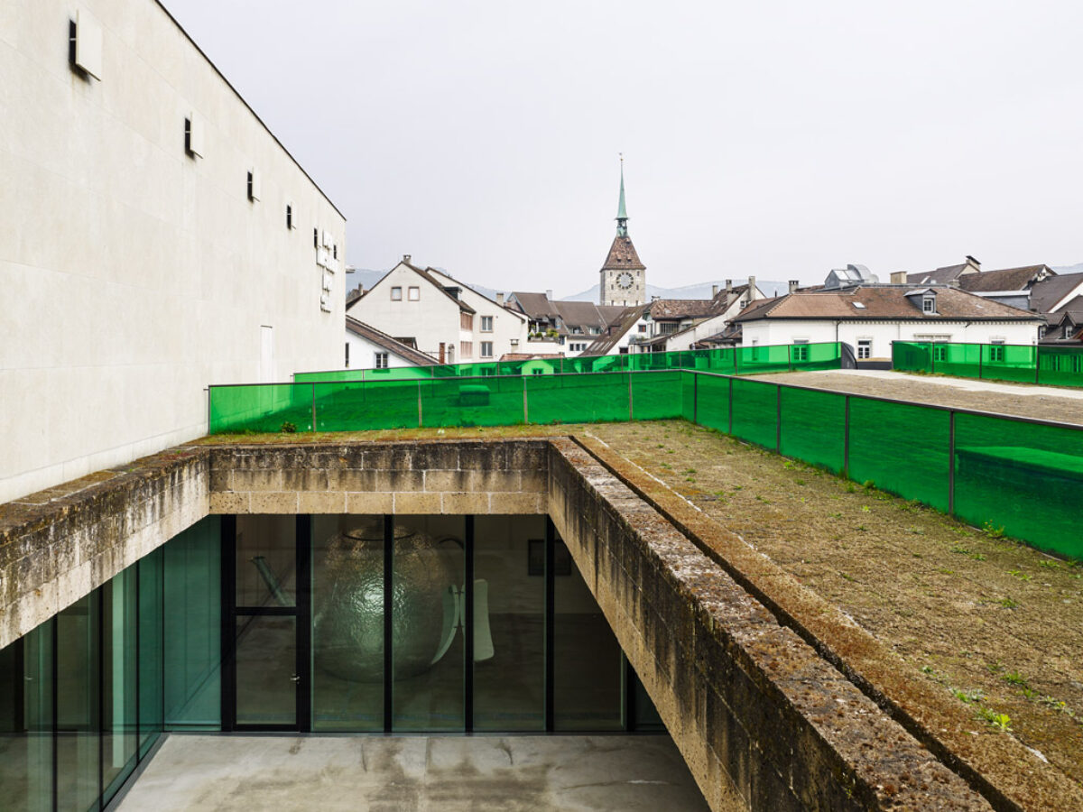 Dachterrasse des Aargauer Kunsthauses mit Sicht auf die Stadt Aarau