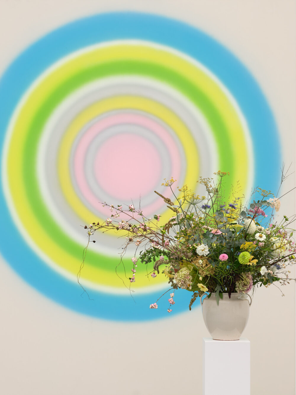 Blumenstrauss vor einem abstrakten Gemälde