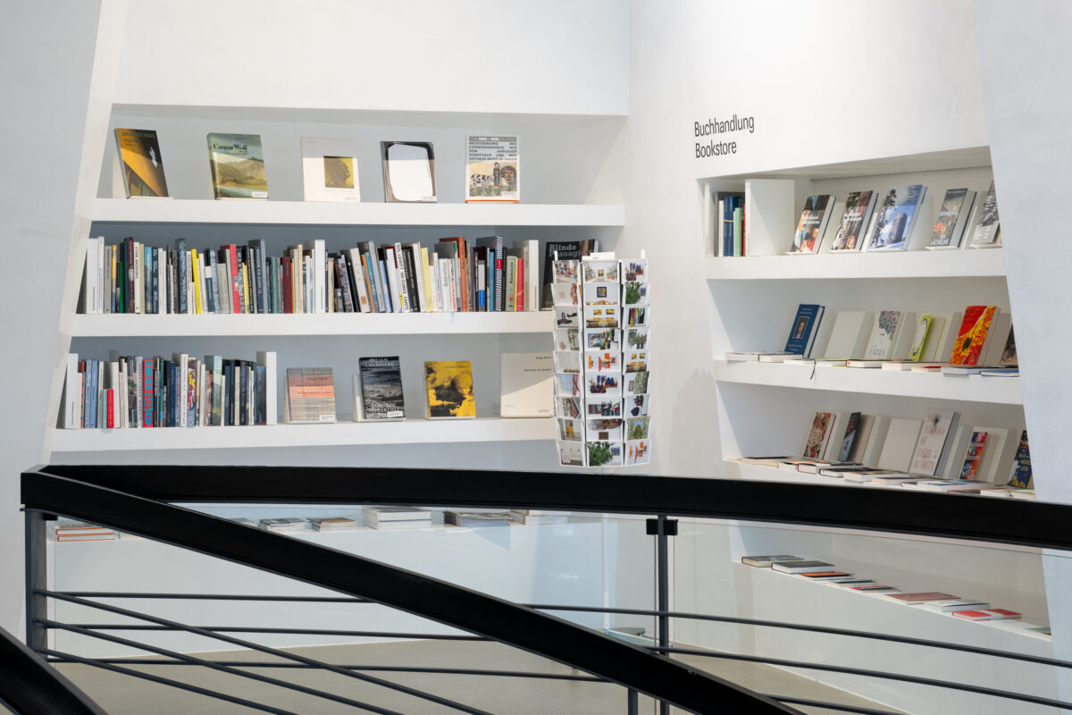 Ansicht der Buchhandlung im Aargauer Kunsthaus mit zwei Regalen voller Kunstkatalogen