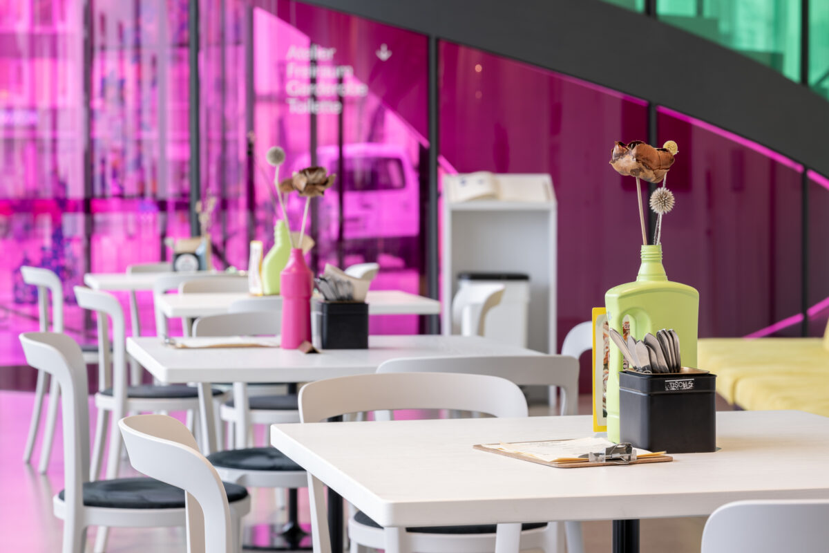 Ansicht des Kunsthaus Cafés mit verschiedenen Tischen und Gedecken