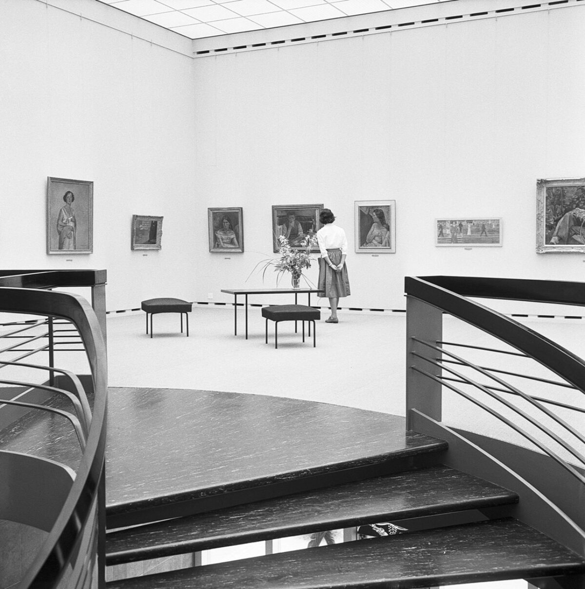 Blick in eine Ausstellung im Obergeschoss des Altbaus des Aargauer Kunsthauses