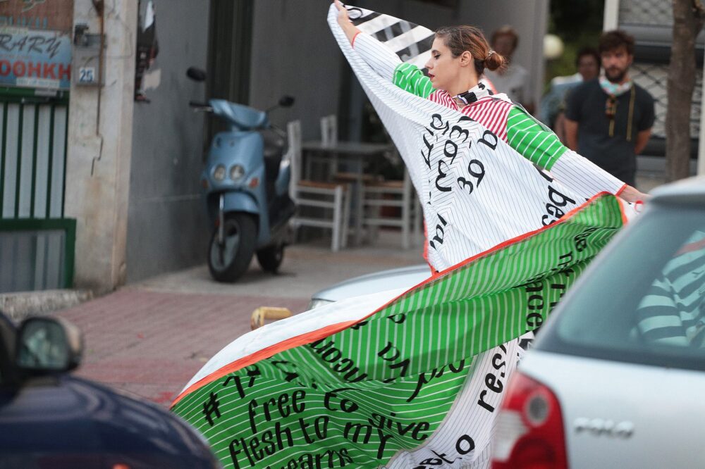 Frau mit Flagge auf der Strasse