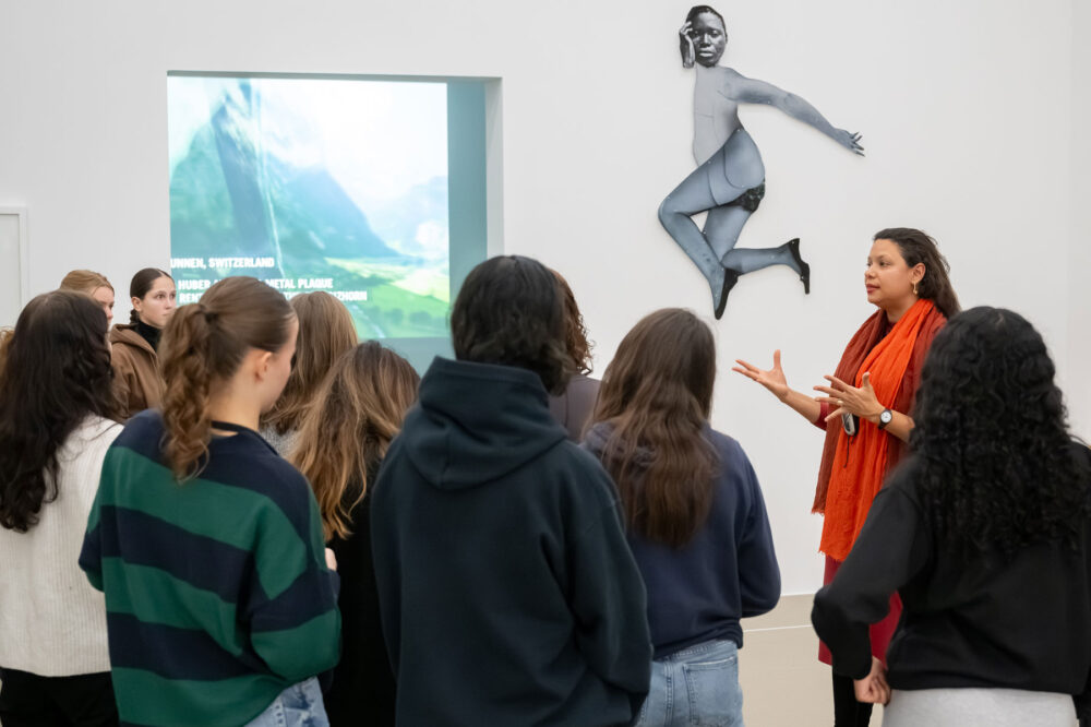 Eine Vermittlerin stellt im Kunsthaus ein Werk einer Schulkasse vor
