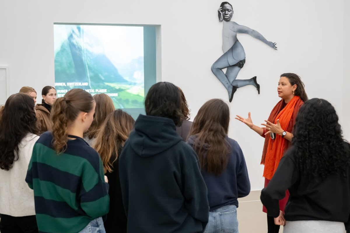 Eine Vermittlerin stellt im Kunsthaus ein Werk einer Schulkasse vor