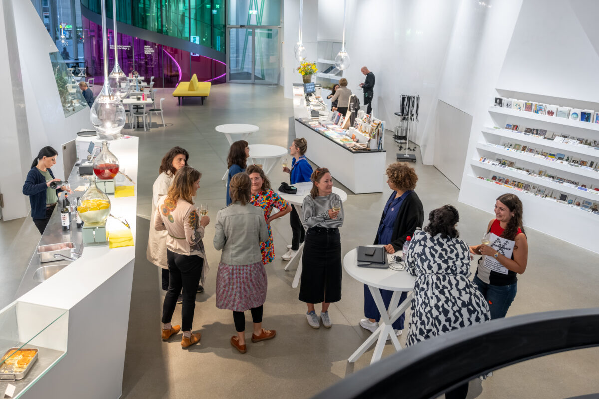 Mehrere Personen stehen bei einem Apéro im Foyer des Aargauer Kunsthauses