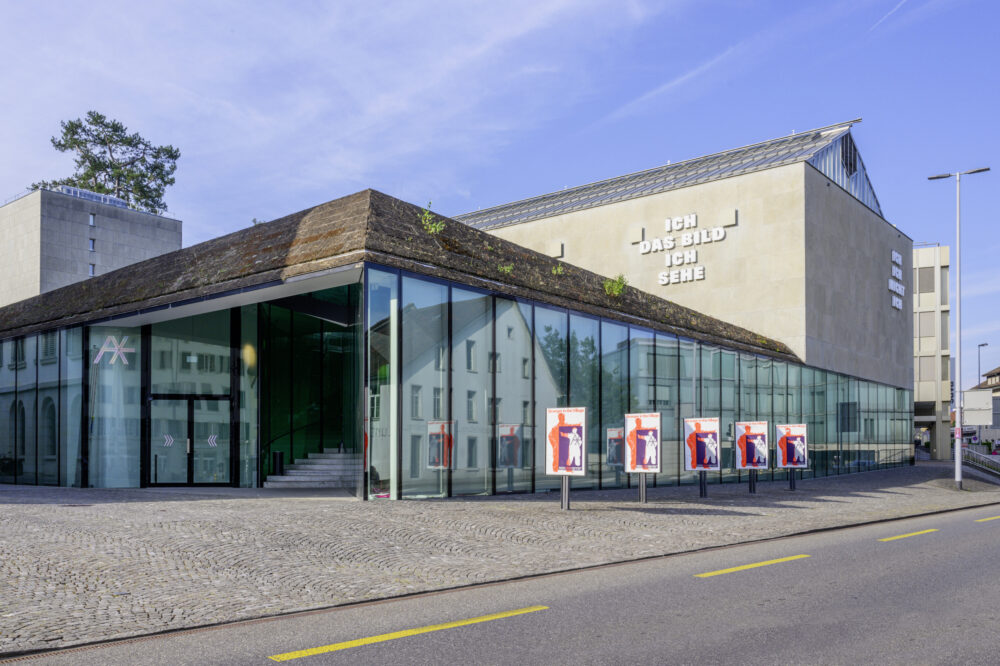 Aussenansicht des Aargauer Kunsthauses mit Neubau und Plakatständern vor dem Gebäude