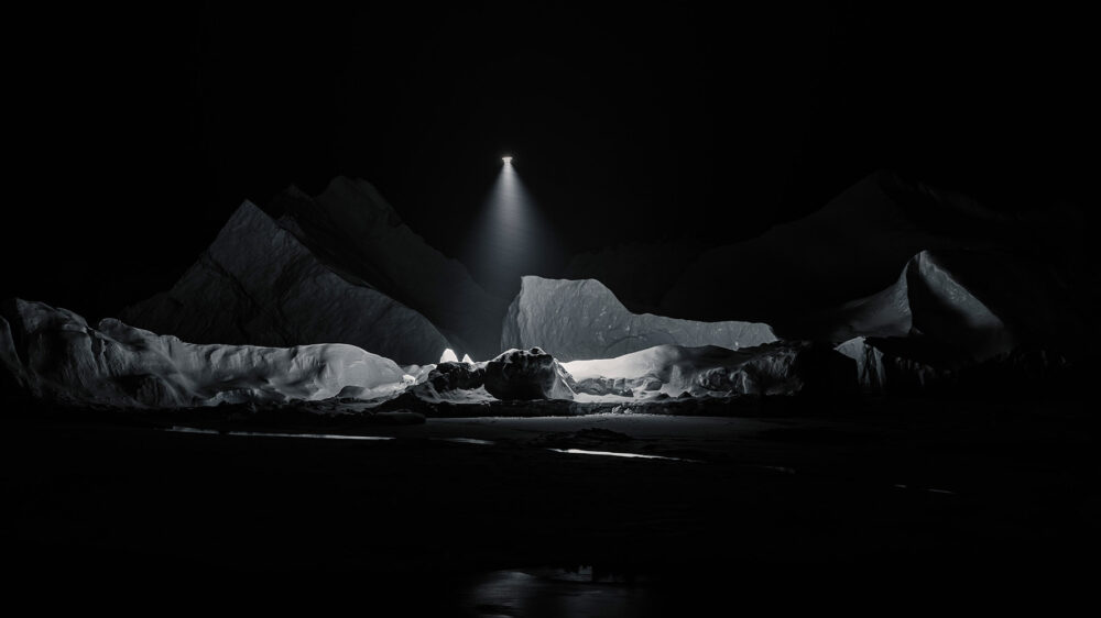 Ein Licht schwebt über einem Eisberg in der Nacht