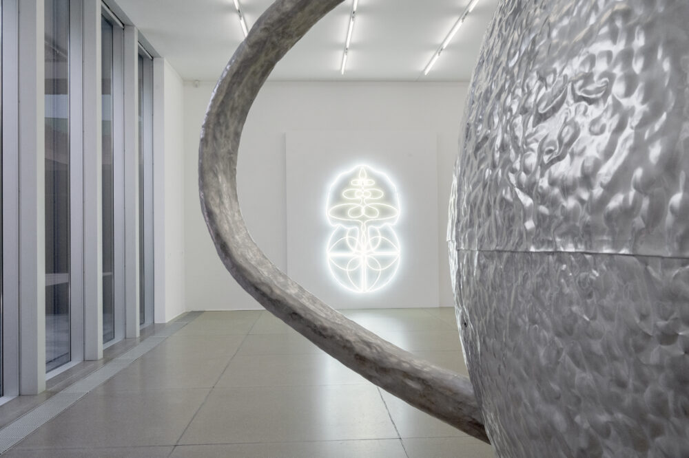 Ausstellungsansicht mit verschiedenen Gemälden im Aargauer Kunsthaus