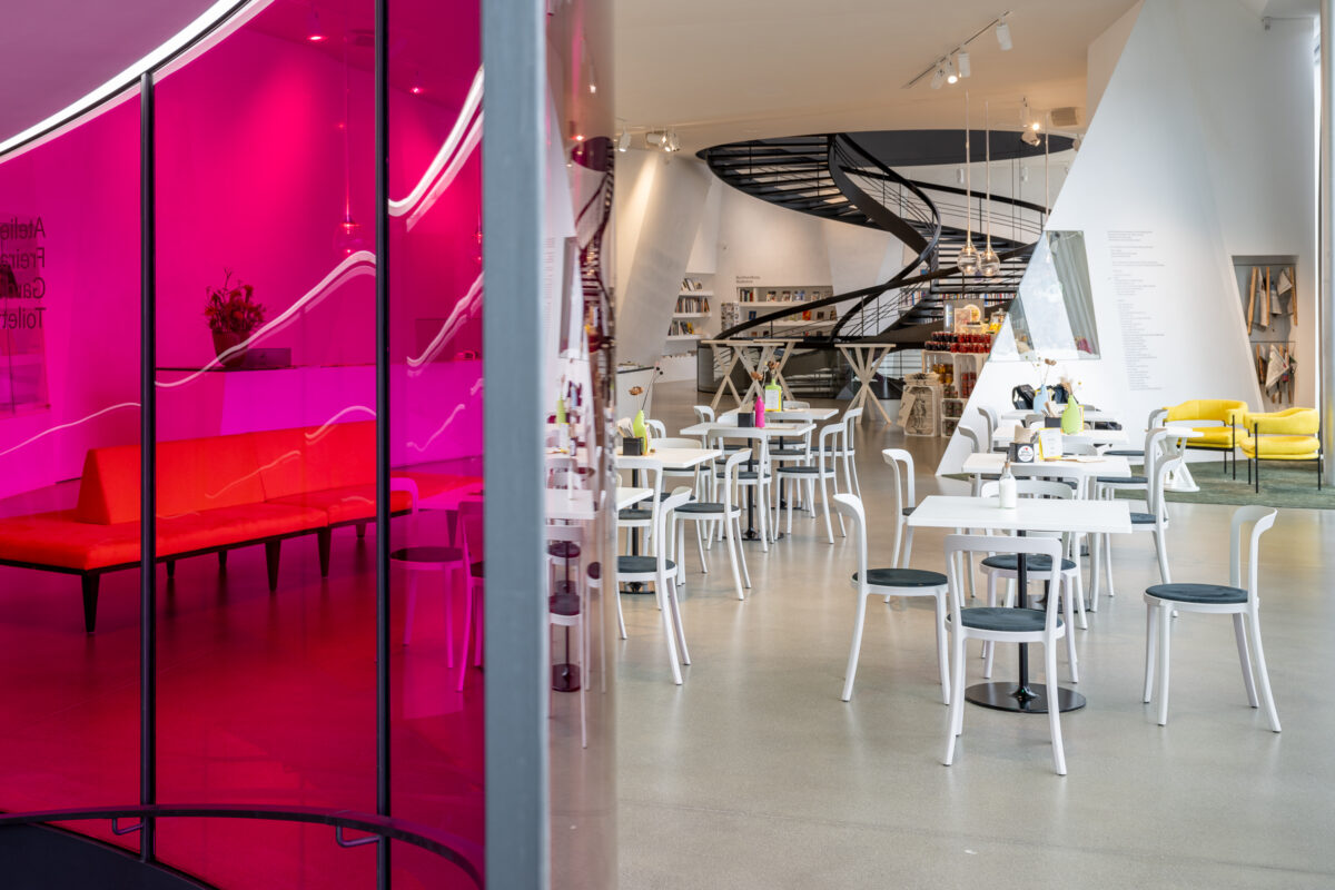 Innenansicht des Foyers im Aargauer Kunsthauses mit Stühlen und Tischen des Cafés