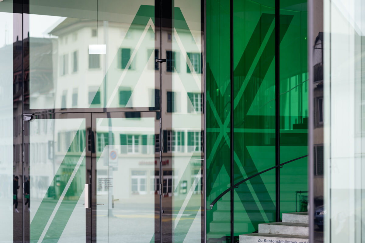 Eingangstüre des Aargauer Kunsthauses mit grossem Logo auf der Wand