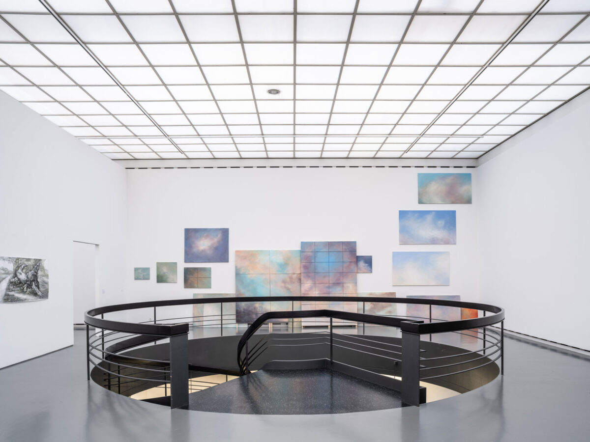 Innenansicht eines Ausstellungsraumes im Aargauer Kunsthaus mit Wolkenbildern an den Wänden