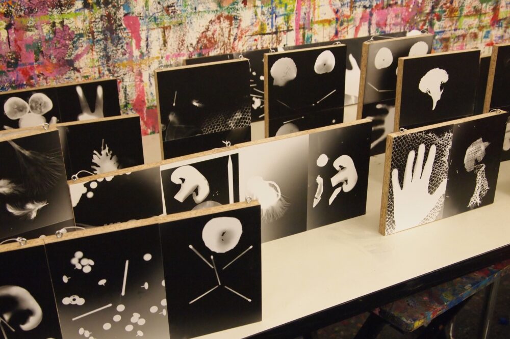 Verschiedene Fotogramme stehen auf einem Tisch ausgebreitet