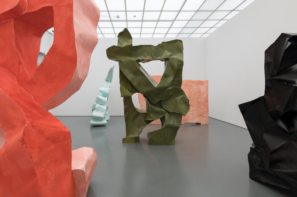 Ausstellungsansicht mit verschiedenen Kunstwerken im Aargauer Kunsthaus