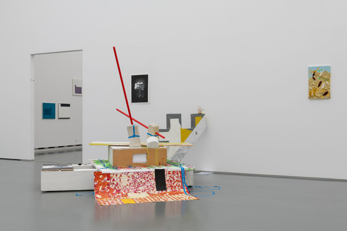 Ausstellungsansicht mit verschiedenen Kunstwerken im Aargauer Kunsthaus