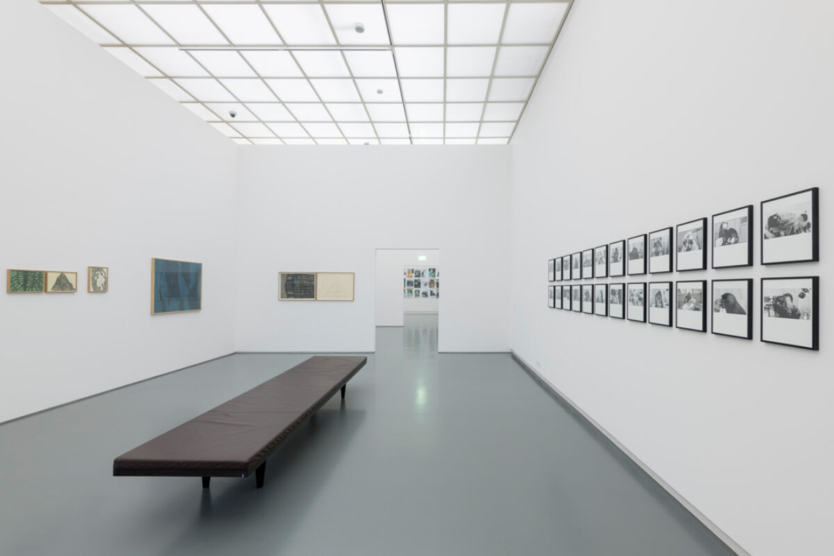 Ausstellungsansicht mit verschiedenen Kunstwerken im Aargauer Kunsthaus