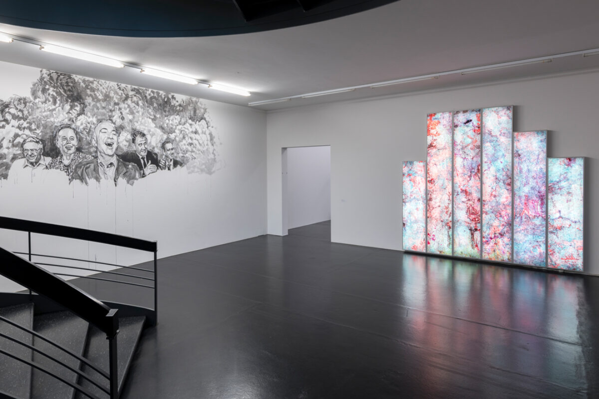 Ausstellungsansicht mit verschiedenen Kunstwerken im Aargauer Kunsthaus