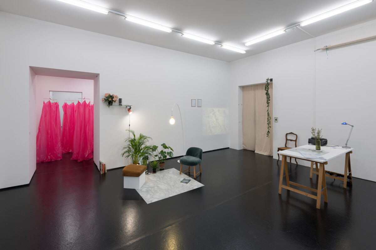 Ausstellungsansicht mit verschiedenen Kunstwerken im Aargauer Kunsthaus