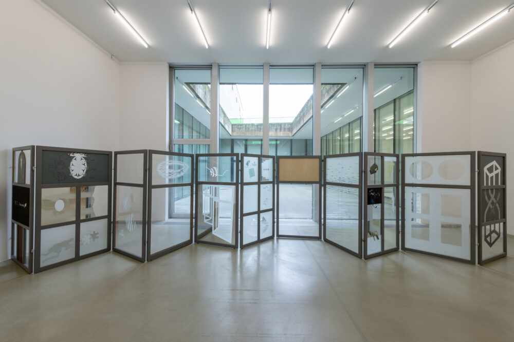 Ausstellungsansicht mit verschiedenen Werken im Aargauer Kunsthaus