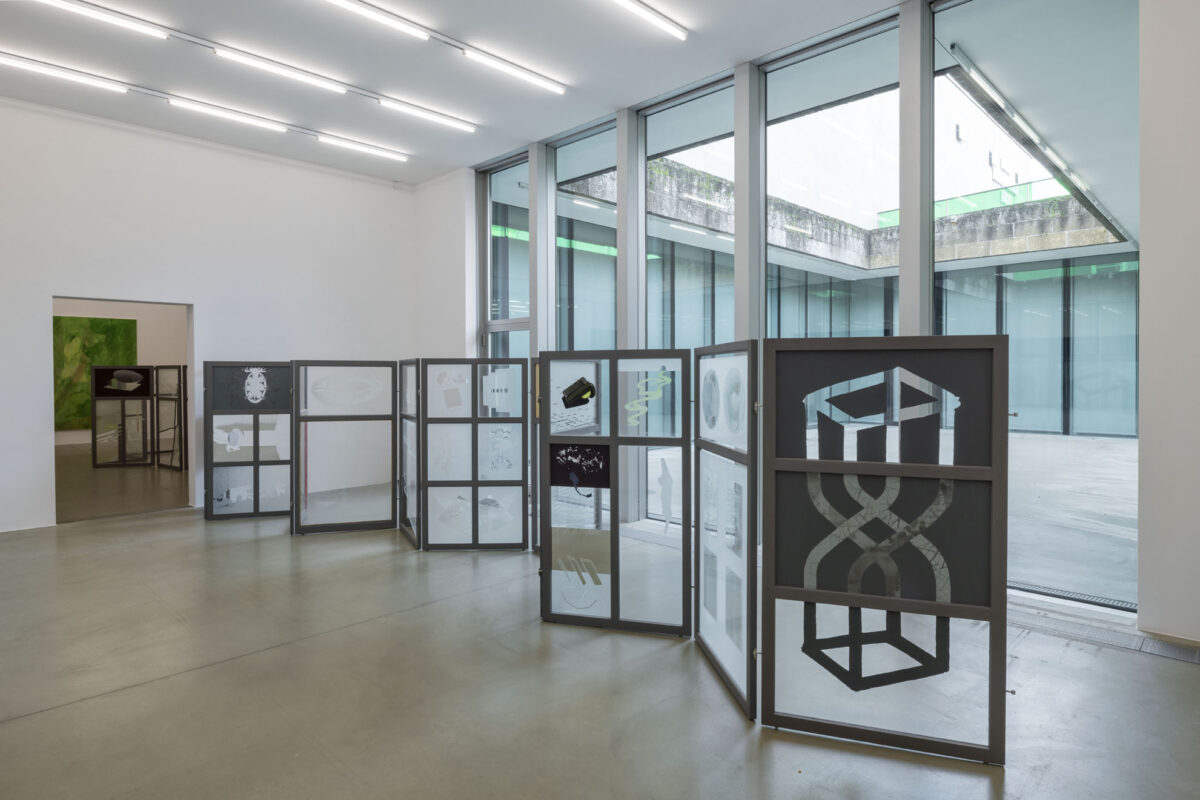 Ausstellungsansicht mit verschiedenen Werken im Aargauer Kunsthaus