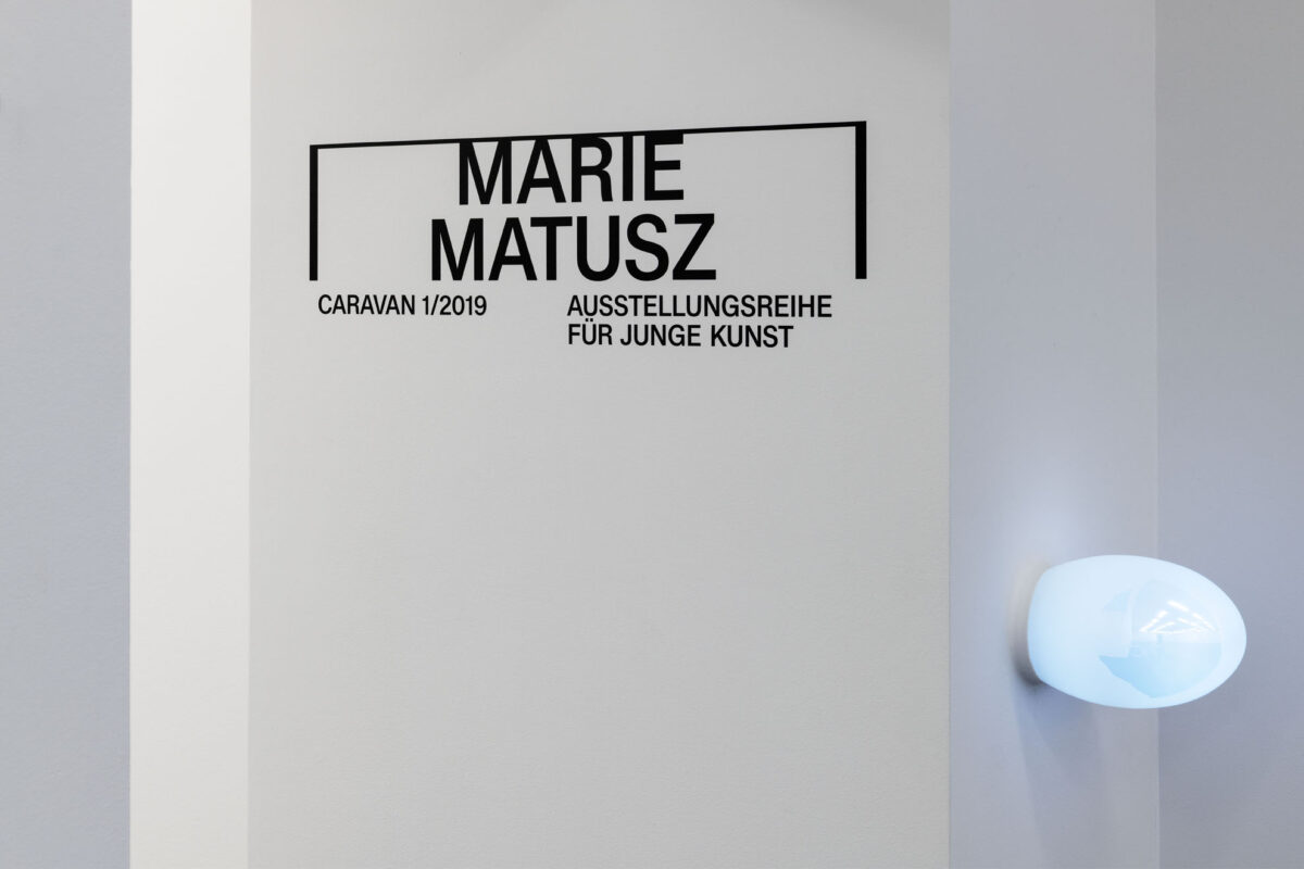 Eine Wandbeschriftung mit einem blauen Objekt im Aargauer Kunsthaus