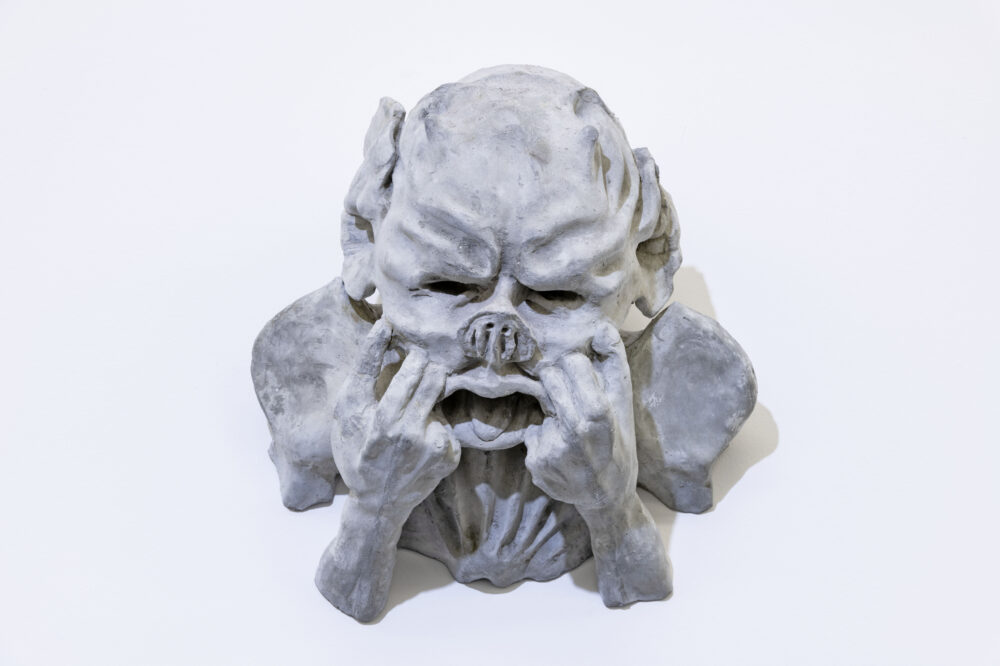 Eine Skulptur, die sich die Hände ins Gesicht hält.