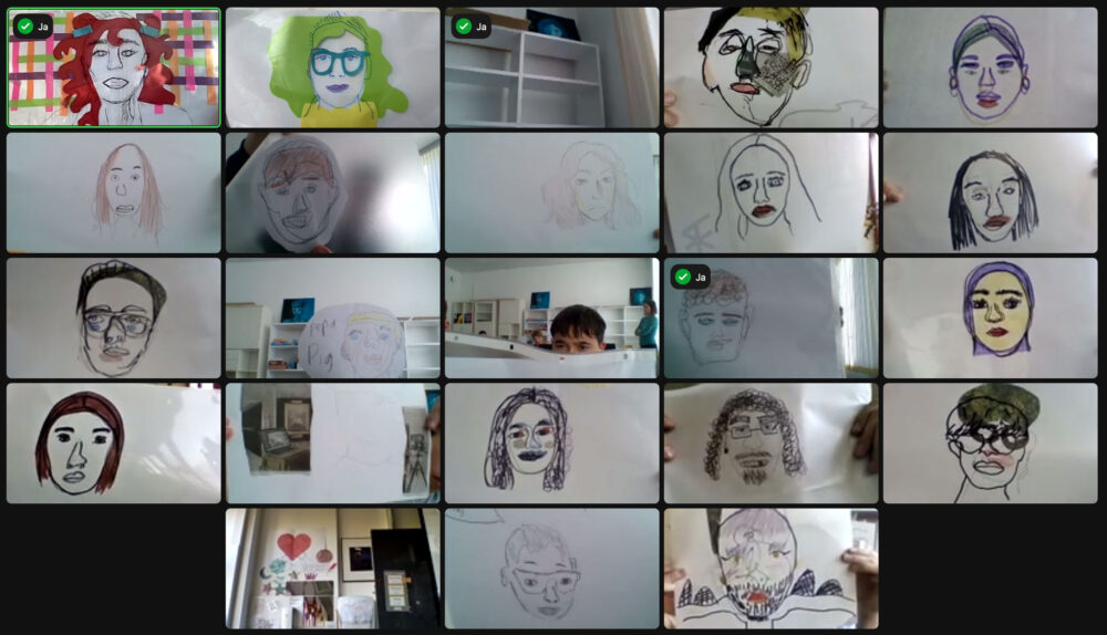 Mehrere Portraitzeichnungen, die über ZOOM an einem Bildschirm gezeigt werden