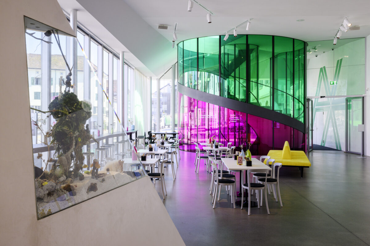 Innenansicht des Foyers im Aargauer Kunsthaus mit Stühlen und Sofa