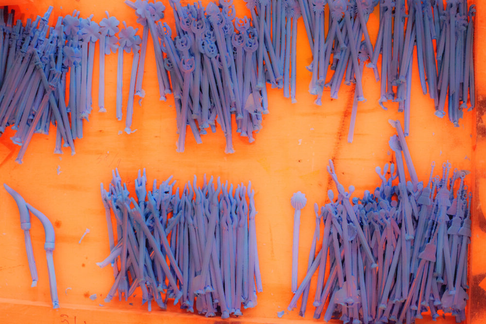 Foto von verschiedenen Nägel- und Schlüsselartigen Gegenstände in einem Holzkasten