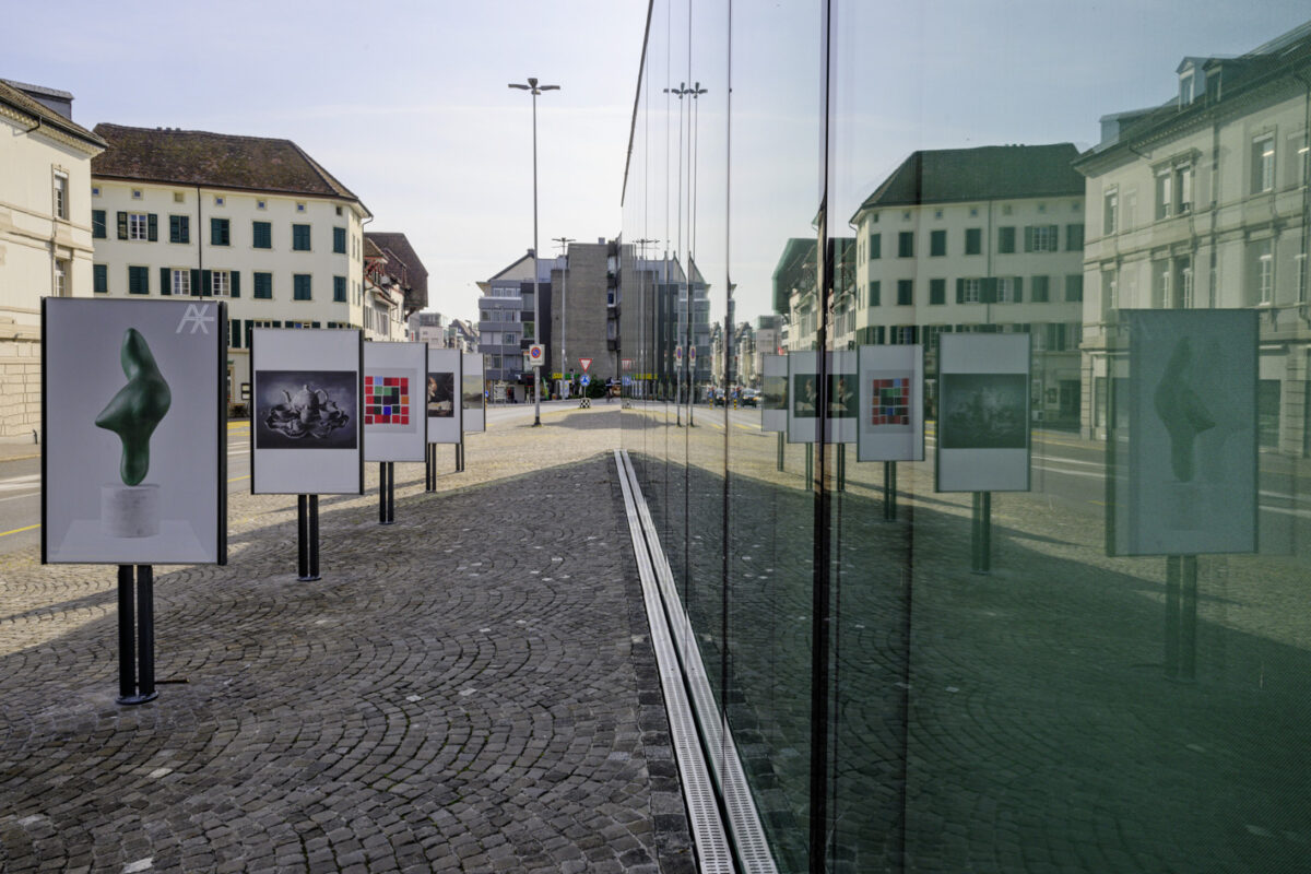 Foto des Aargauer Kunsthauses mit einer Spiegelung der Stadt Aarau in dessen Fensterscheibe