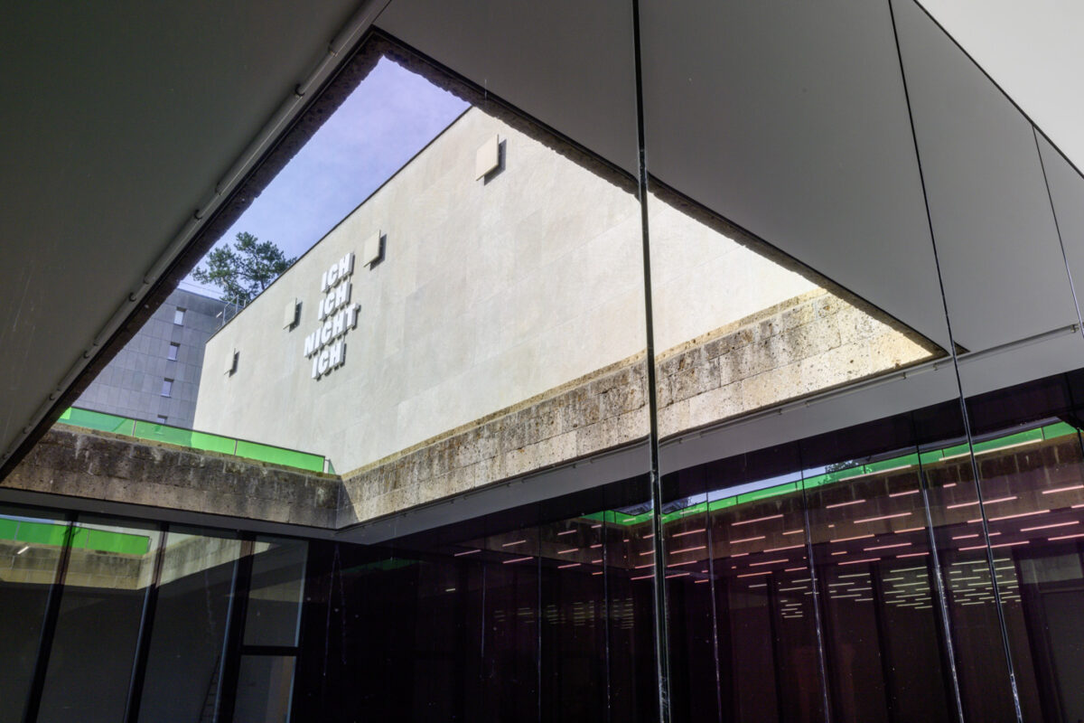Fenster, auf dem sich der Innenhof des Aargauer Kunsthaus spiegelt