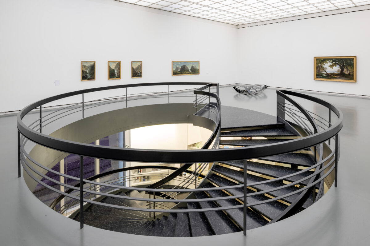 Obergeschoss des Aargauer Kunsthauses mit der runden Treppe im Vordergrund