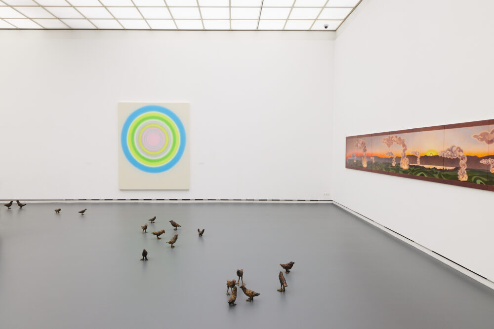 Ausstellungsansicht der Sammlung mit verschiedenen abstrakten Kunstwerken und Vogelfiguren auf dem Boden