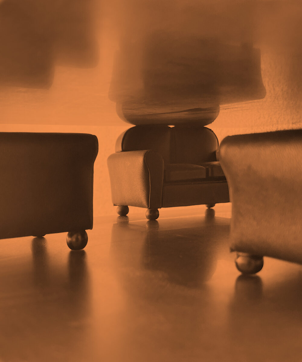 Foto einer Sofalandschaft die zwischen Boden und Zimmerdecke eingeklemmt ist