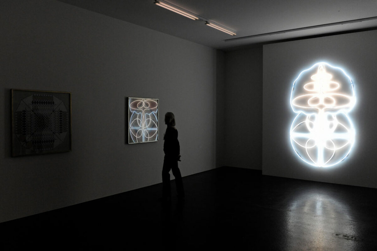 Ausstellungsansicht mit verschiedenen Kunstwerken im Aargauer Kunsthaus