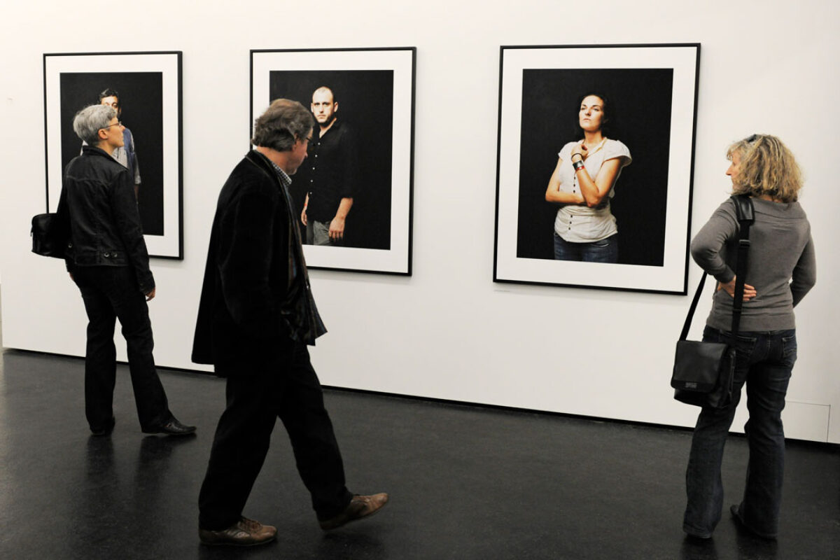 Ausstellungsansicht mit verschiedenen Kunstwerken im Aargauer Kunsthaus