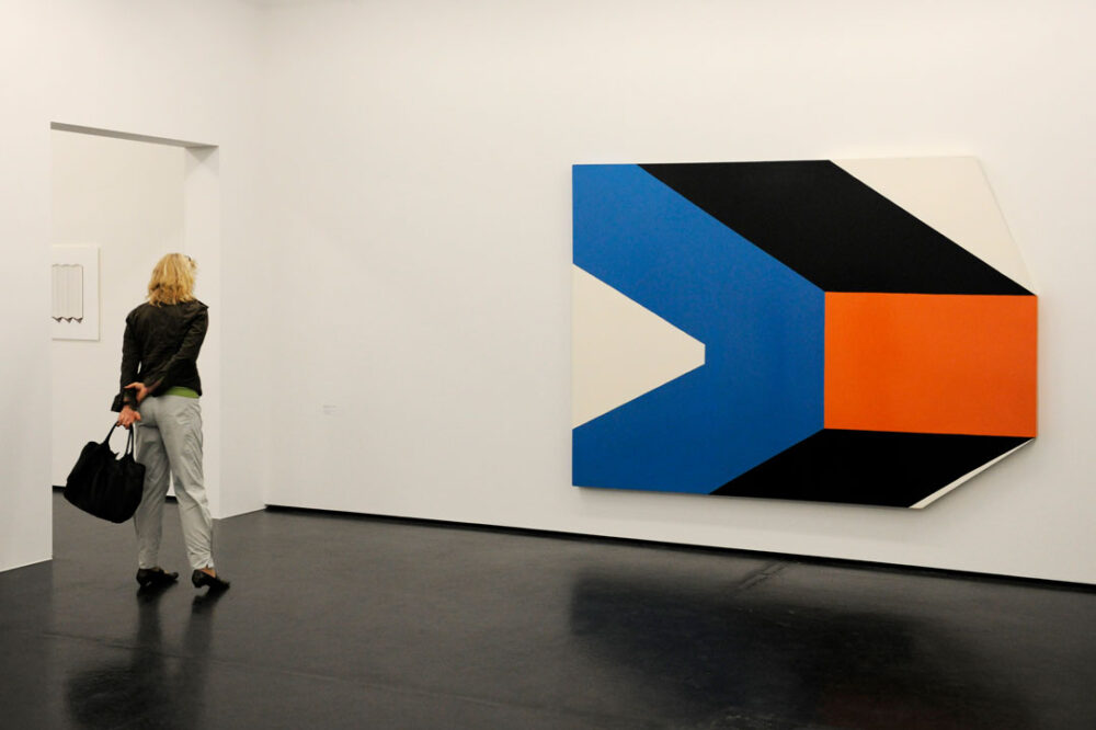 Ausstellungsansicht mit verschiedenen Kunstwerken im Aargauer Kunsthaus