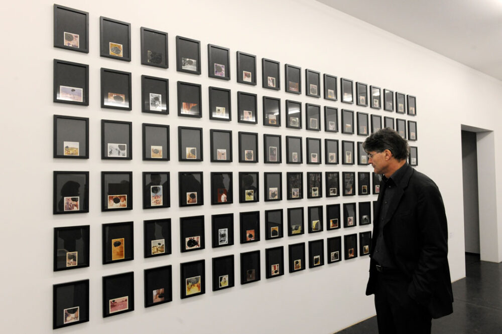 Ausstellungsansicht mit verschiedenen Kunstwerken im Aargauer Kunsthaus