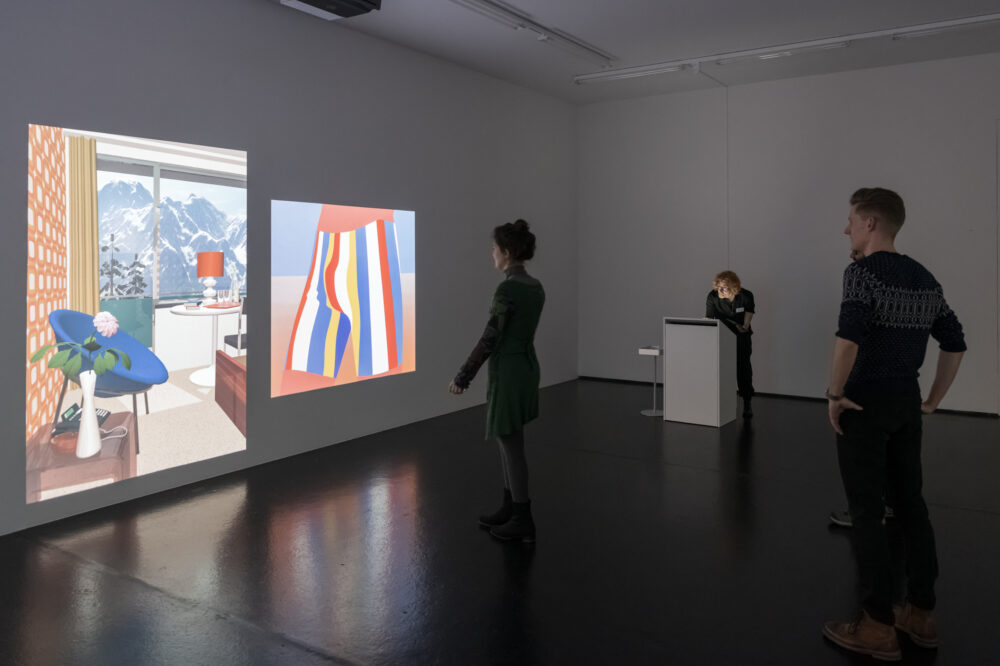 Personen kuratieren eine virtuelle Ausstellung, die an eine Wand gebeamt wird.