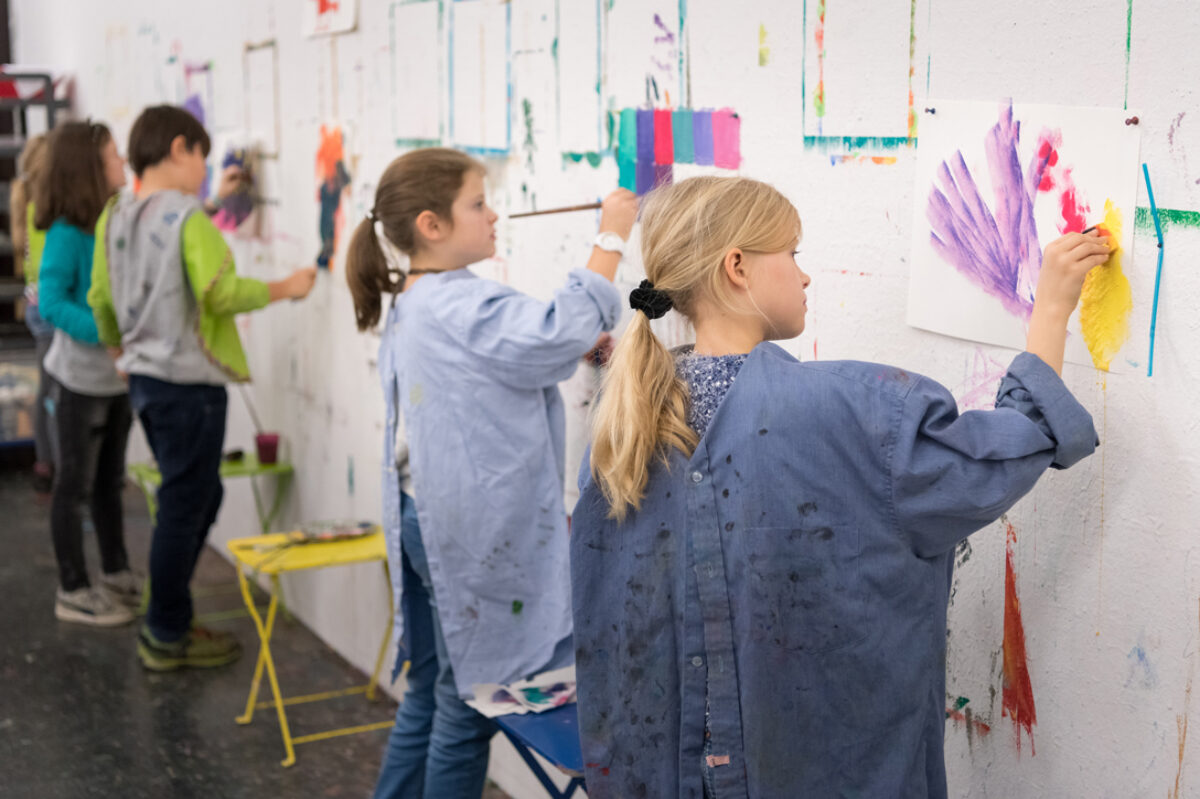 Kinder sind am Malen im Atelier