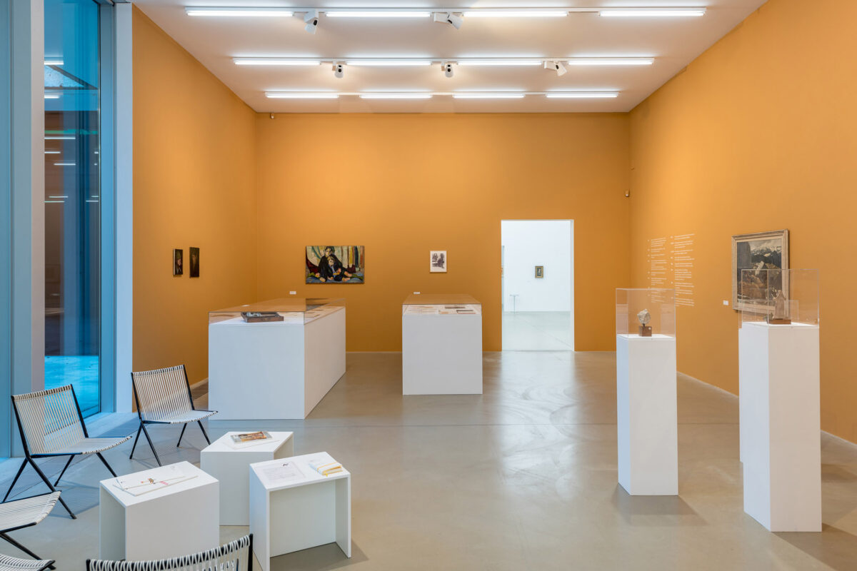 Ausstellungsansicht mit verschiedenen Werken im Aargauer Kunsthaus