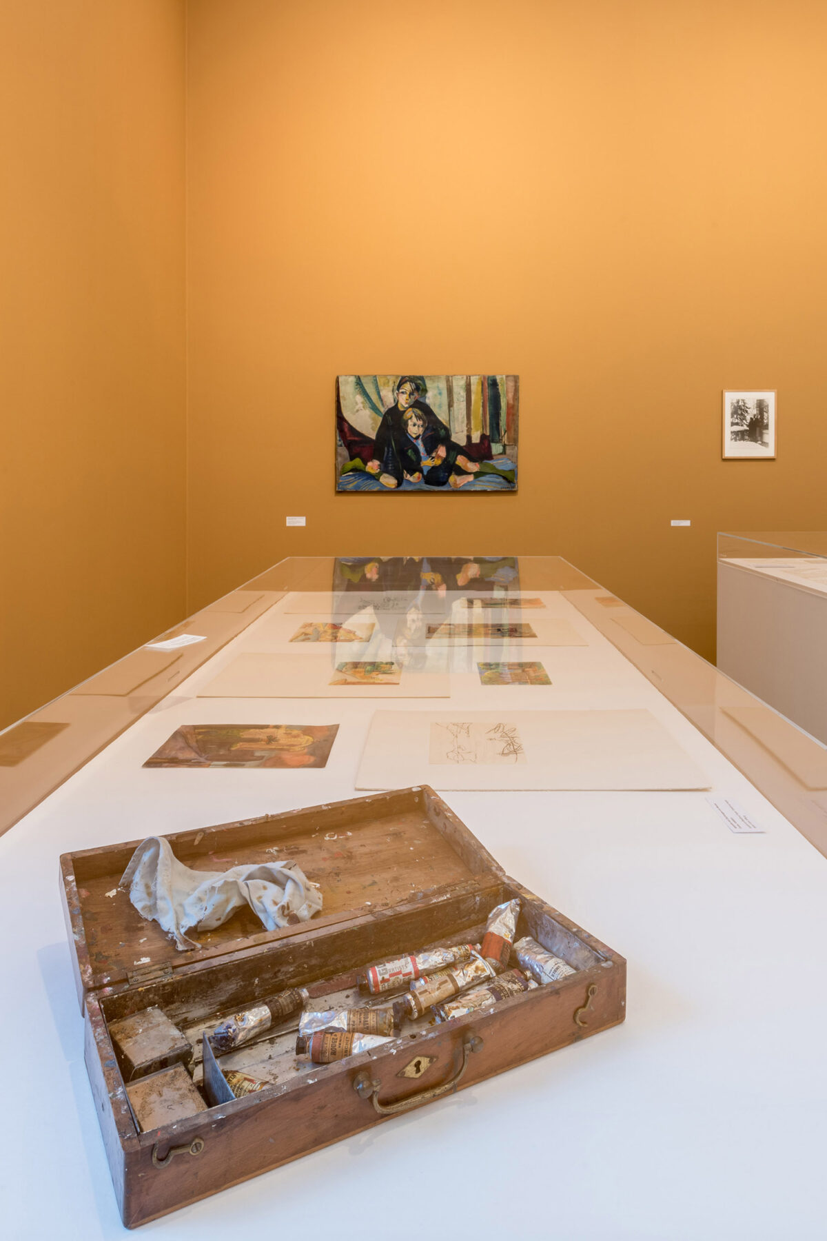 Ausstellungsansicht mit verschiedenen Werken im Aargauer Kunsthaus