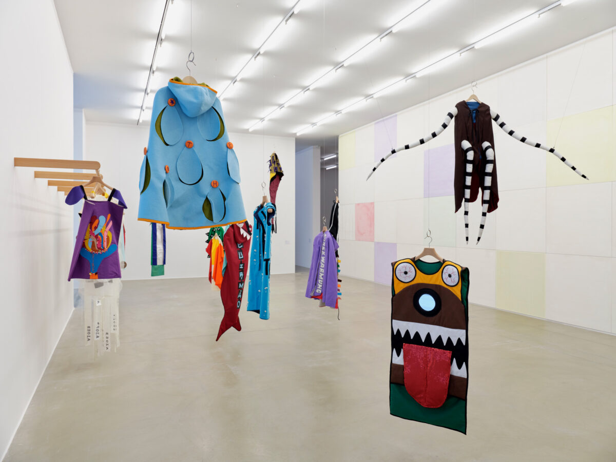 Ausstellungsansicht mit verschiedenen Werken im Aargauer Kunsthaus