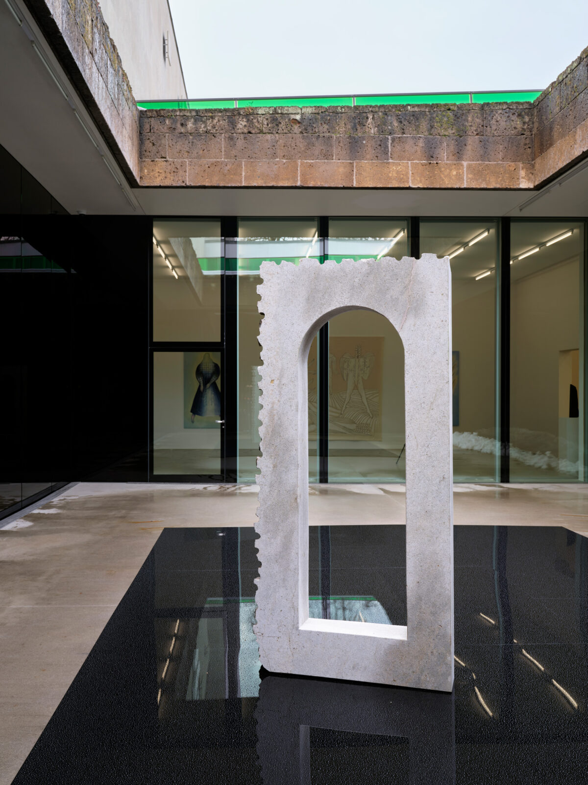 Ausstellungsansicht mit verschiedenen Werken im Aargauer Kunsthaus