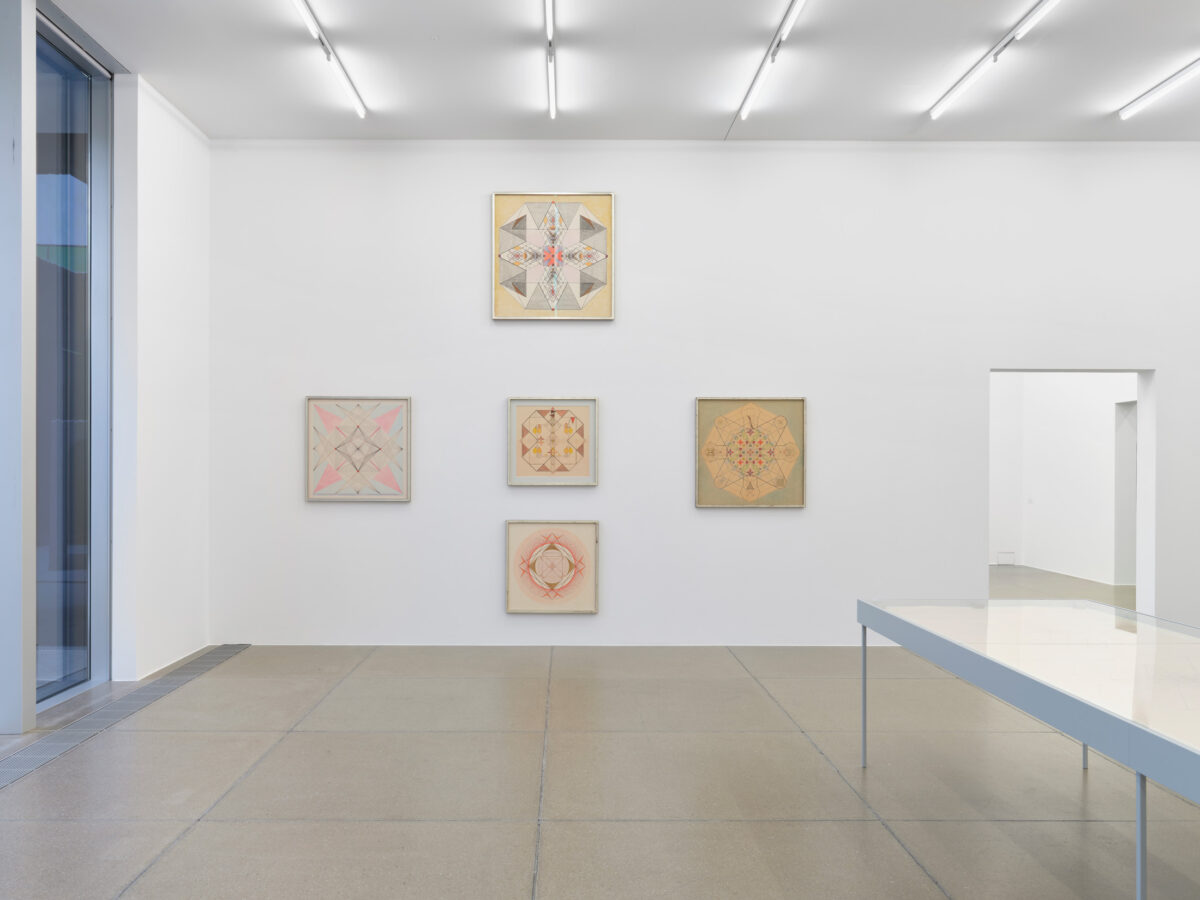 Ausstellungsansicht mit verschiedenen Werken im Aargauer Kunsthaus