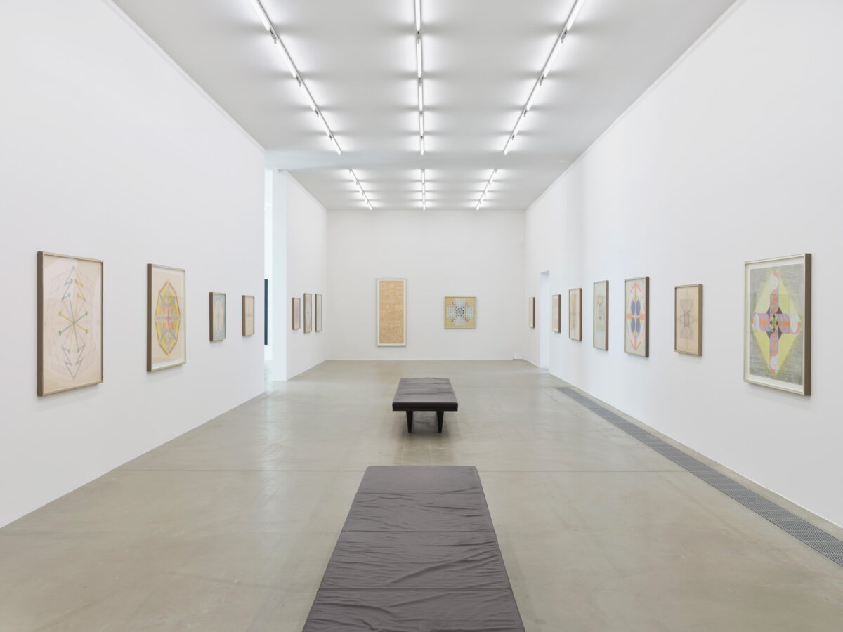 Ausstellungsansicht mit verschiedenen Werken im Aargauer Kunsthaus