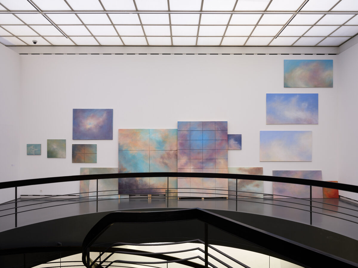 Ausstellungsansicht mit verschiedenen Gemälden im Aargauer Kunsthaus