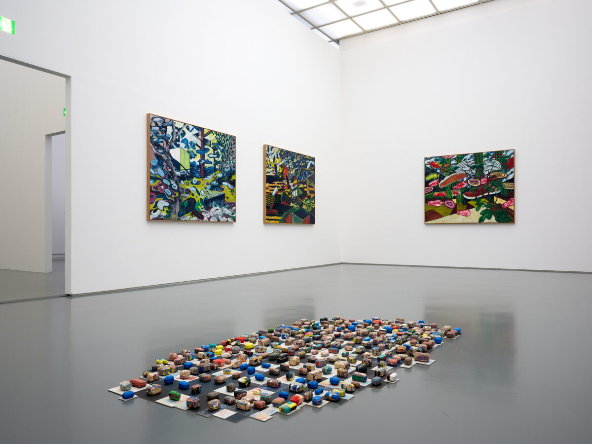 Ausstellungsansicht mit verschiedenen Gemälden im Aargauer Kunsthaus