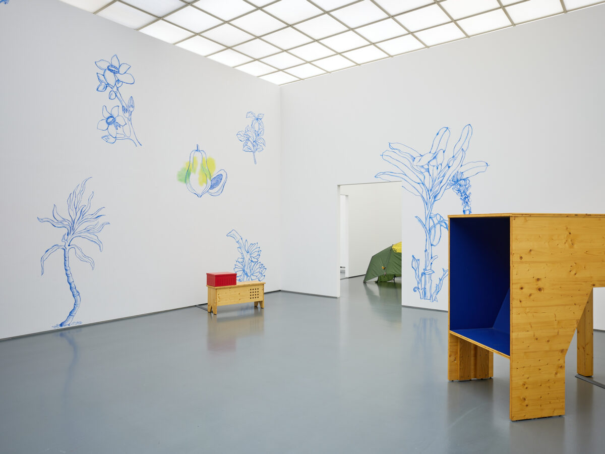 Ausstellungsansicht mit verschiedenen Gemälden im Aargauer Kunsthaus